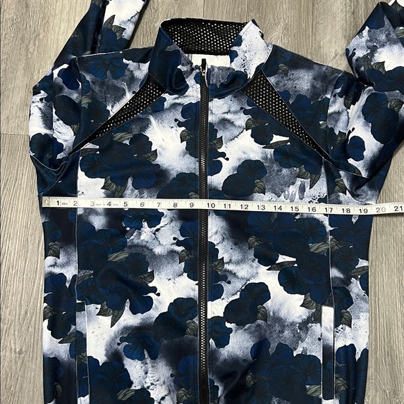 Zyia Active Pro Trainer full-zip jacket in a blue and black floral pattern./ L - Picture 10 of 11